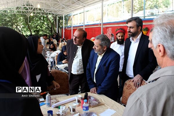 بازدید معاون پرورشی و فرهنگی آموزش‌وپرورش از نمایشگاه آثار تجسمی دانش‌آموزان جشنواره فرهنگی و هنری