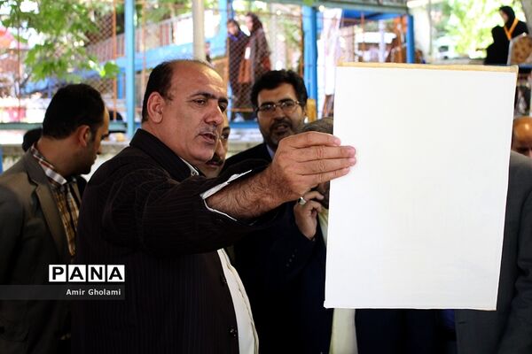 بازدید معاون پرورشی و فرهنگی آموزش‌وپرورش از نمایشگاه آثار تجسمی دانش‌آموزان جشنواره فرهنگی و هنری