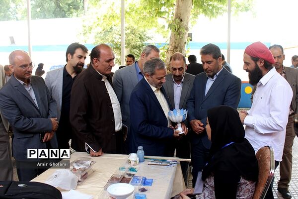 بازدید معاون پرورشی و فرهنگی آموزش‌وپرورش از نمایشگاه آثار تجسمی دانش‌آموزان جشنواره فرهنگی و هنری