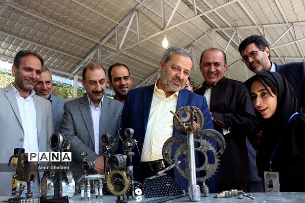 بازدید معاون پرورشی و فرهنگی آموزش‌وپرورش از نمایشگاه آثار تجسمی دانش‌آموزان جشنواره فرهنگی و هنری
