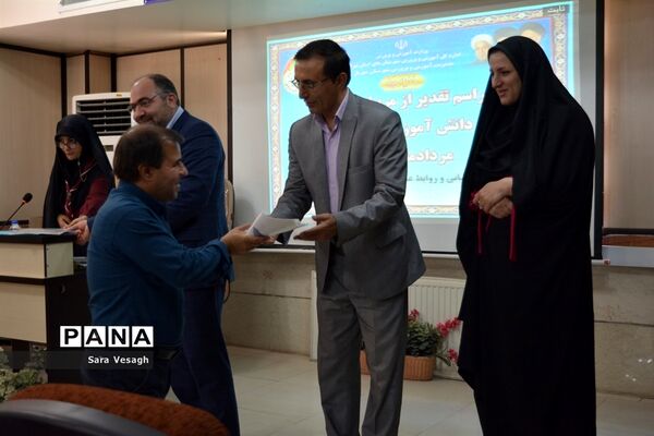 آیین تجلیل از مربیان پیشتاز سازمان دانش‌آموزی آموزش و پرورش شهرستان شهریار
