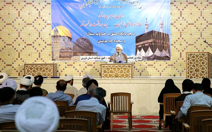 مساجد کانون عدالت‌خواهی و مبارزه با مفسدان قرار گیرد