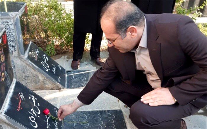 ادای احترام مدیرکل آموزش و پرورش استان همدان به مقام شامخ شهدا