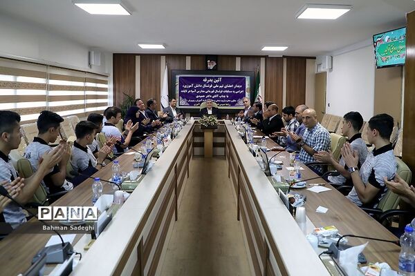 دیدار اعضای تیم فوتسال دانش‌آموزی با معاون وزیر آموزش و پرورش