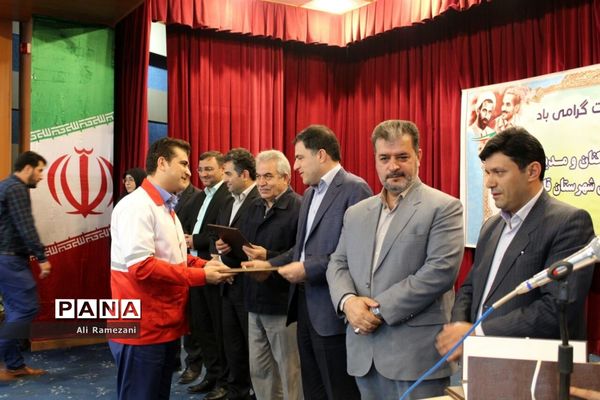 تجلیل از کارمندان و مدیران نمونه شهرستان‌ قائم‌شهر