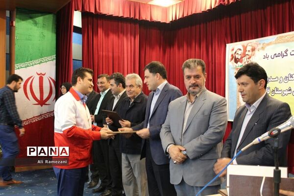تجلیل از کارمندان و مدیران نمونه شهرستان‌ قائم‌شهر