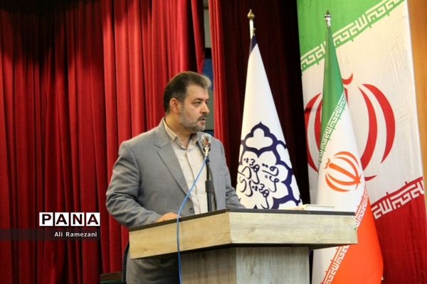 تجلیل از کارمندان و مدیران نمونه شهرستان‌ قائم‌شهر