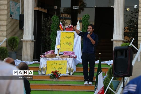 نرمش صبحگاهی و تجلیل از ۳ تن از چهره‌های جهانی و برتر ورزش دانش‌آموزی