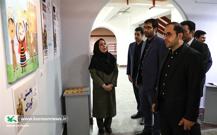 بازدید فاضل نظری  از نمایشگاه هنرهای تجسمی اعضای کانون در نگارخانه صبا