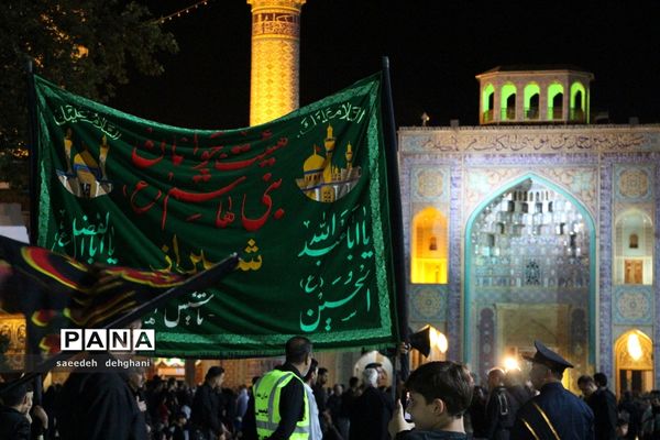 عزاداری مردم شیراز در جوار حرم مطهر حضرت احمدابن موسی (ع)