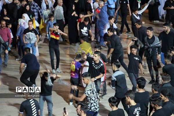 عزاداری مردم شیراز در جوار حرم مطهر حضرت احمدابن موسی (ع)