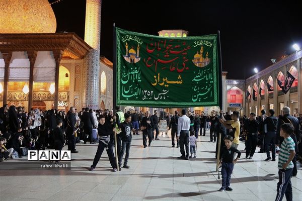 عزاداری مردم شیراز در جوار حرم مطهر حضرت احمدابن موسی (ع)