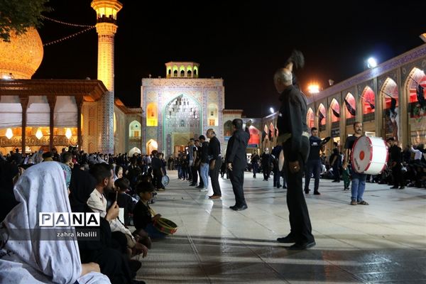عزاداری مردم شیراز در جوار حرم مطهر حضرت احمدابن موسی (ع)