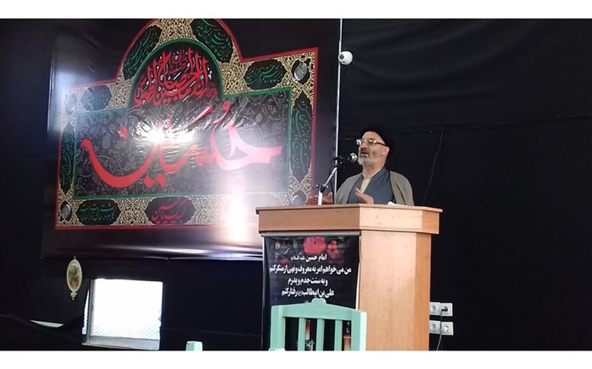 امام جمعه فیروزکوه: امروزه یکی از دسیسه‌های دشمن این است که کانون خانواده را از بین ببرند