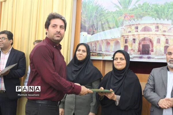 تجلیل از کارمندان نمونه ادارات شهرستان دشتستان
