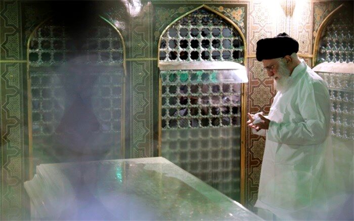 مضجع‌ مطهر امام‌ رضا(ع) با حضور رهبر معظم انقلاب غبارروبی شد