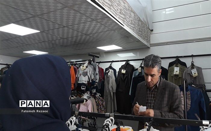 از فرایند تولید و  ارائه لباس فرم مدارس به دانش‌آموزان بازدیدبه عمل آمد