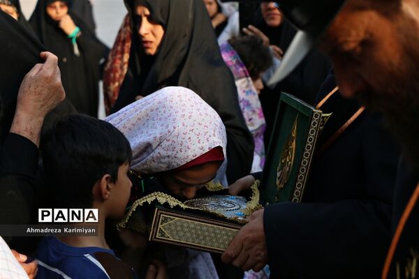 آیین سیاه‌پوشان حرم مطهر احمدابن موسی(ع) و تعویض پرچم گنبد با پرچم عزا
