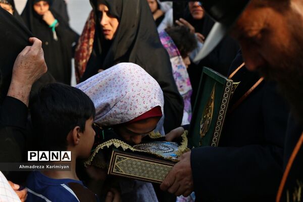 آیین سیاه‌پوشان حرم مطهر احمدابن موسی(ع) و تعویض پرچم گنبد با پرچم عزا