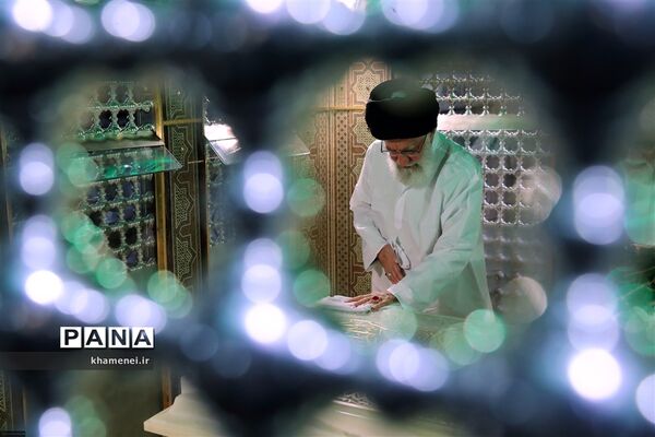 غبارروبی مضجع مطهر حضرت امام رضا (علیه‌السلام)