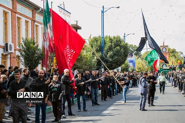عزاداری خیابانی مردم ارومیه در تاسوعای حسینی