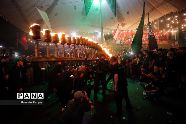 آیین مشعل‌گردانی در دولت‌آباد تهران