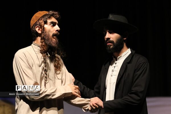اجرای نمایش « لای لای گوزومون نوری »