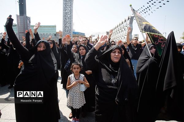 عاشورای حسینی در میدان امام حسین (ع)