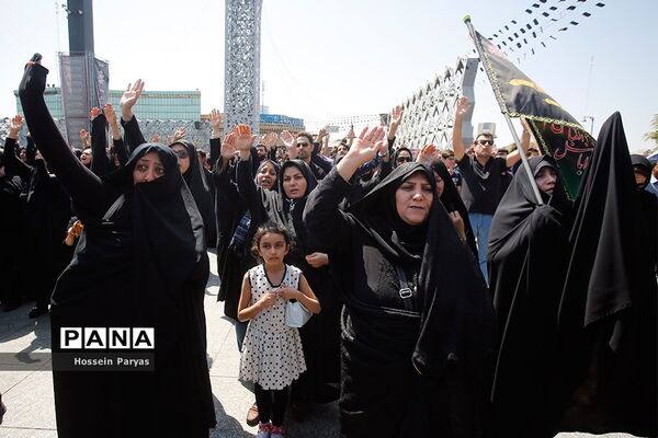 عاشورای حسینی در میدان امام حسین (ع)
