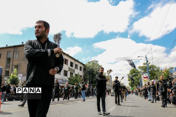 عزاداری خیابانی مردم ارومیه در عاشورای حسینی