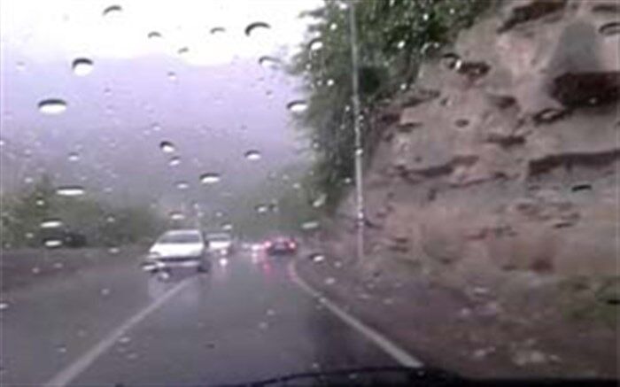 بارش باران در جاده‌های ۳  استان