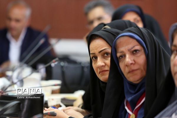 جلسه توجیهی سامانه شبکه  توزیع مواد غذایی مجاز در بوفه‌های مدارس