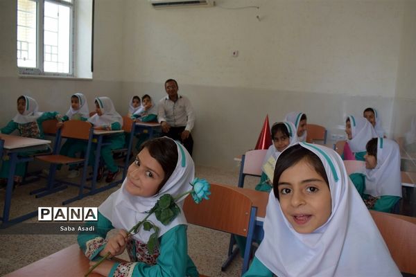 جشن شکوفه ها همزمان با سراسر کشور در مدارس شهر گله‌دار