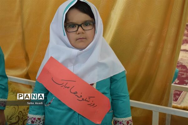 جشن شکوفه ها همزمان با سراسر کشور در مدارس شهر گله‌دار