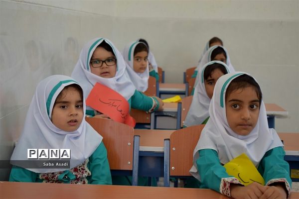 جشن شکوفه ها همزمان با سراسر کشور در مدارس شهر گله‌دار