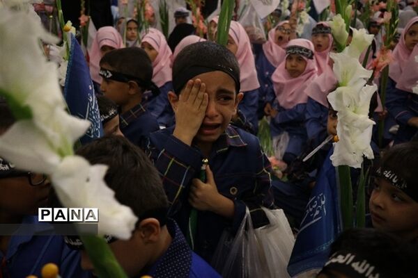 جشن شکوفه ها با حضور کلاس اولی ها در حرم مطهر امام هشتم (ع)