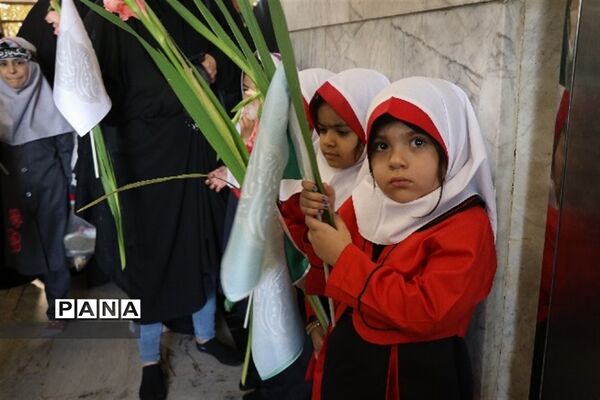جشن شکوفه ها با حضور کلاس اولی ها در حرم مطهر امام هشتم (ع)