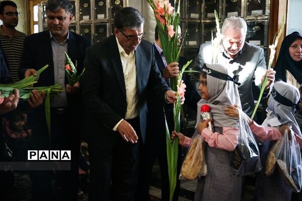 جشن شکوفه ها با حضور کلاس اولی ها در حرم مطهر امام هشتم (ع)