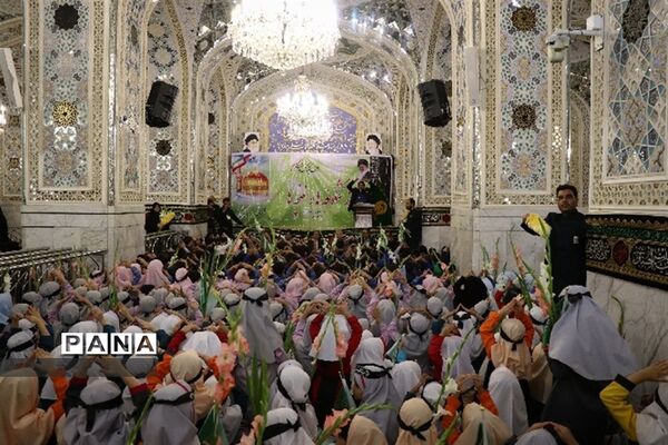 جشن شکوفه ها با حضور کلاس اولی ها در حرم مطهر امام هشتم (ع)