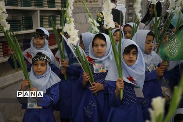 جشن شکوفه ها با حضور کلاس اولی ها در حرم مطهر امام هشتم (ع)