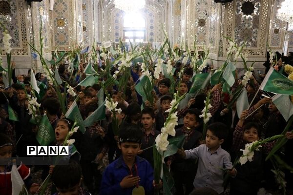 جشن شکوفه ها با حضور کلاس اولی ها در حرم مطهر امام هشتم (ع)