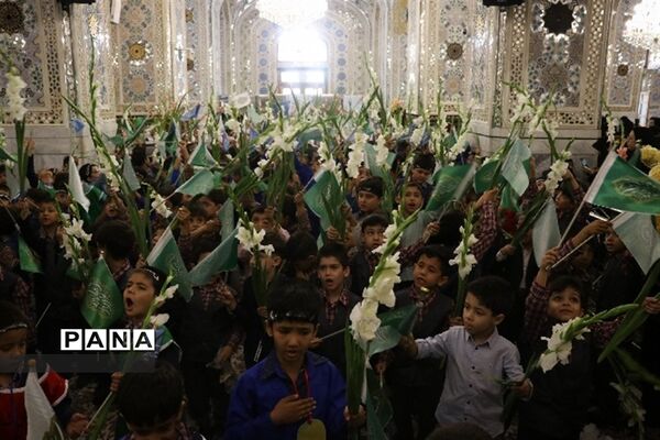 جشن شکوفه ها با حضور کلاس اولی ها در حرم مطهر امام هشتم (ع)