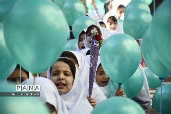 نواخته شدن زنگ مهر در دبستان ناموس تبریز