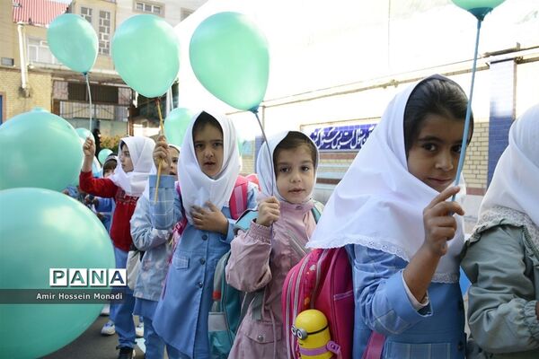 نواخته شدن زنگ مهر در دبستان ناموس تبریز