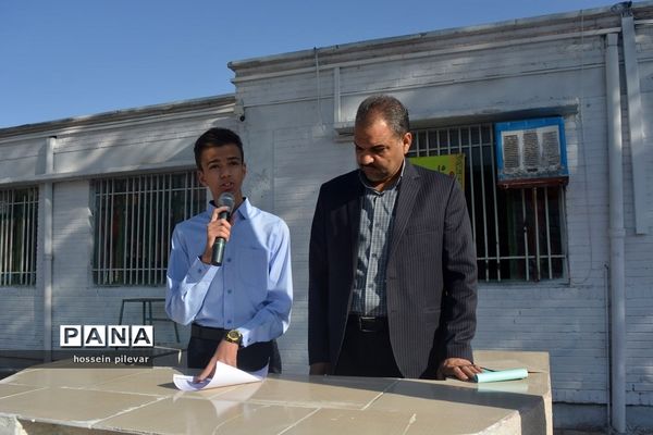 نواخته شدن زنگ روز اول مهر در دبیرستان شهید نواب صفوی بیرجند