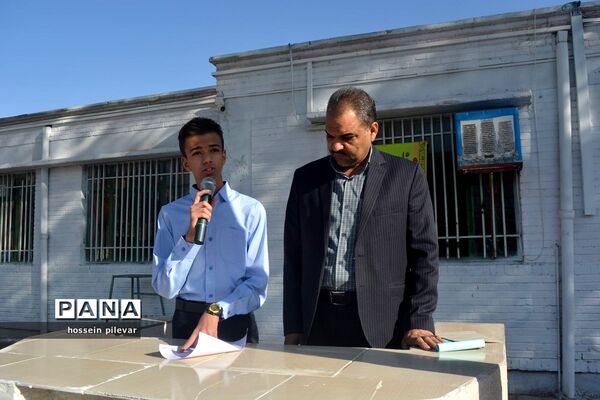 نواخته شدن زنگ روز اول مهر در دبیرستان شهید نواب صفوی بیرجند
