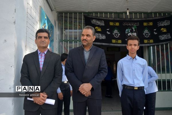 نواخته شدن زنگ روز اول مهر در دبیرستان شهید نواب صفوی بیرجند
