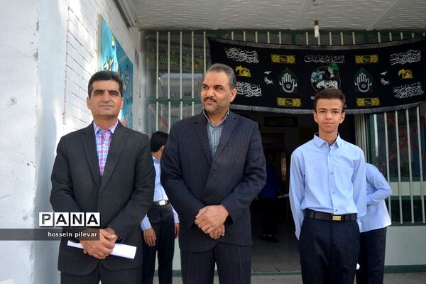 نواخته شدن زنگ روز اول مهر در دبیرستان شهید نواب صفوی بیرجند