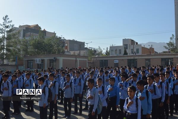 نواخته شدن زنگ روز اول مهر در دبیرستان شهید نواب صفوی بیرجند