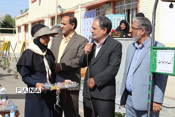 نواختن زنگ مهر ومقاومت در دبیرستان دخترانه حضرت زینب(س) شهرستان بیرجند